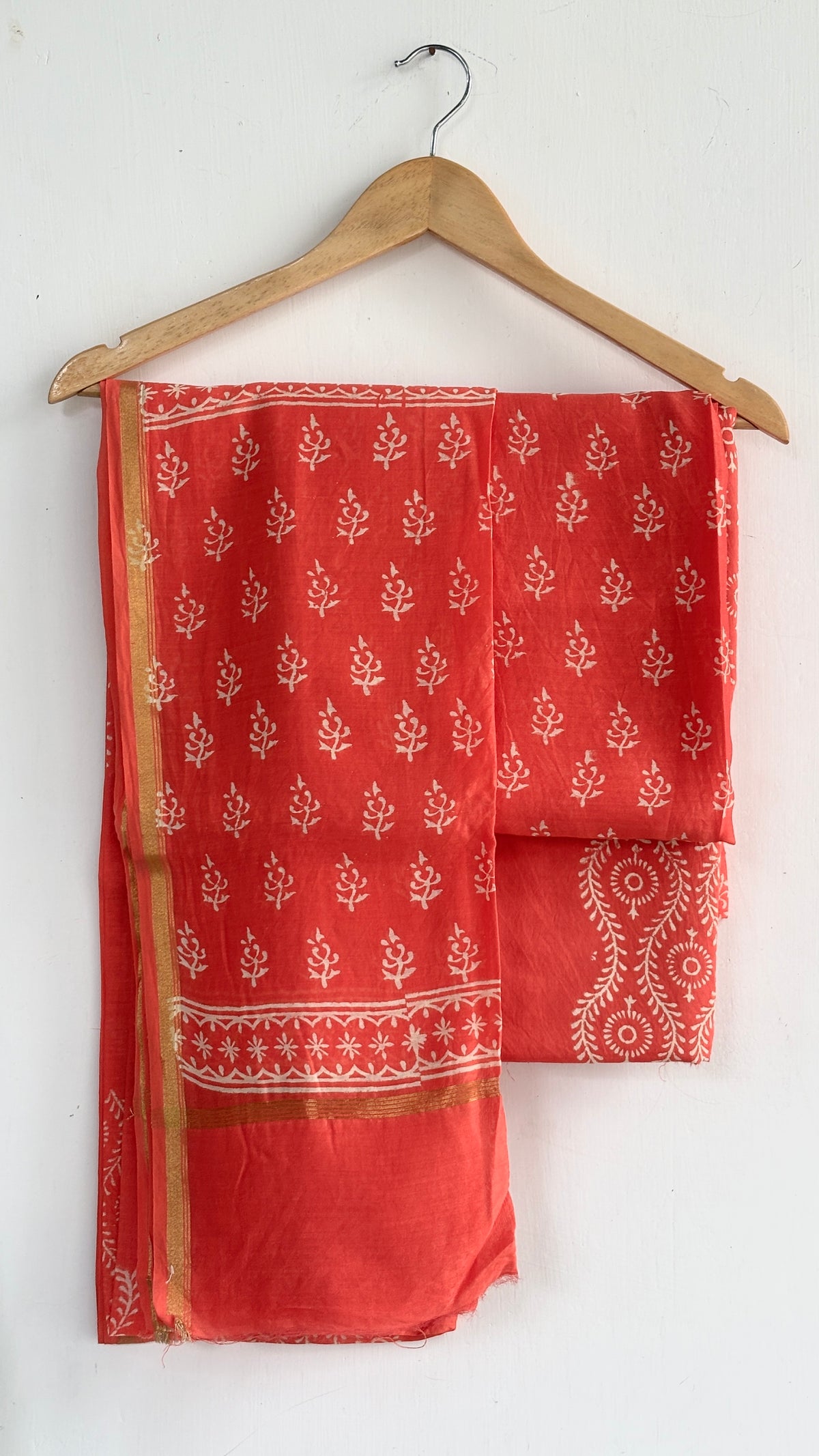 Traditional Printed Suit Set with Scattered Floral Motifs and Detailing