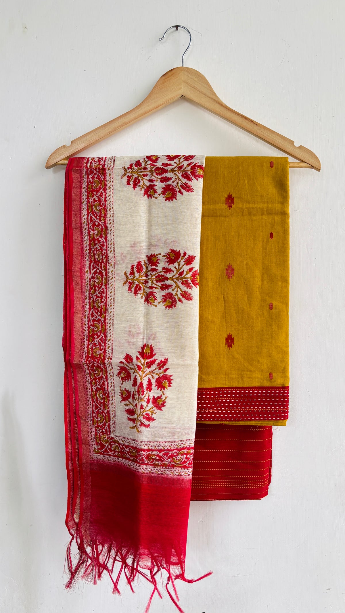 Floral Motif Suit Set with Printed Contrast Dupatta, Tassel Ends and Border Detailing